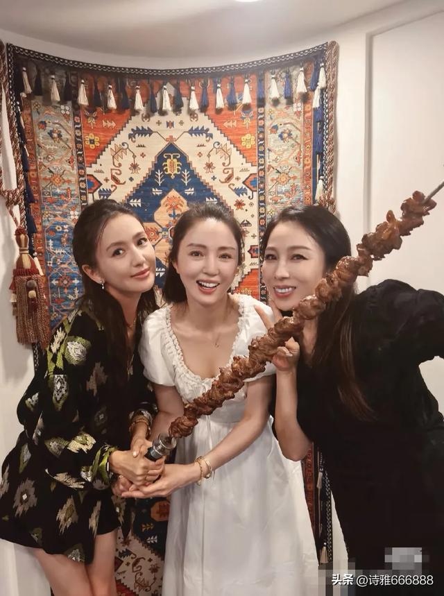 佟丽娅带董璇和小酒窝在新疆吃喝玩乐，两位姐姐都美得很高级！