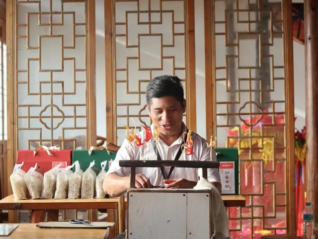 国庆打卡余江灵溪小镇：文化导师下乡，非遗吹糖人把“中国甜”吹向千万家