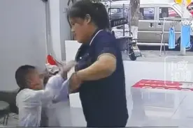 奇葩父母熊孩子！小孩理发后嫌太短哭闹，妈妈打完孩子后反讹店家图片