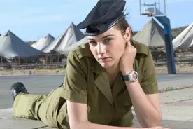 任何一艘美航母上，都要带足大量女兵？她们在航母上有什么作用？图片