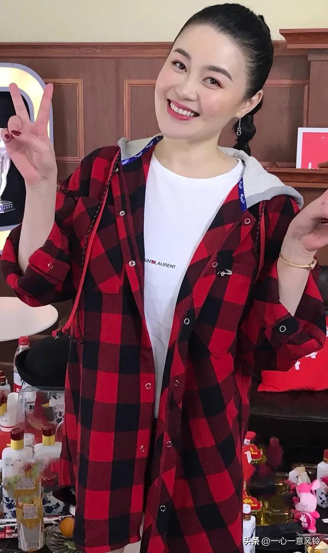 关婷娜日常穿搭，随性又可爱