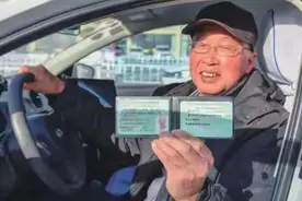 才知道，60岁以上老年人没驾照，可以开2种代步车，交警不查不罚图片