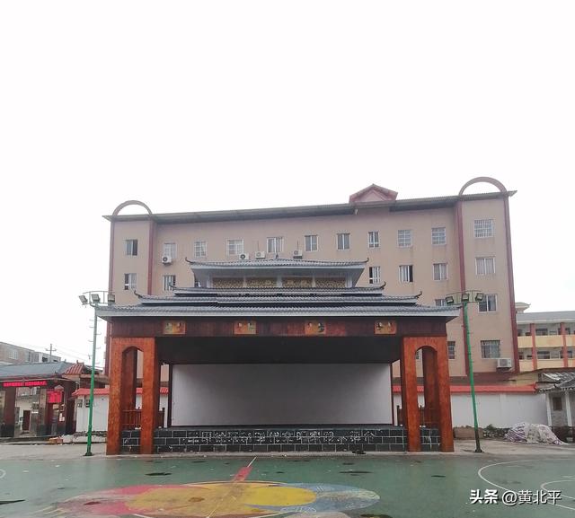 广西南宁市离上林县城仅三公里而得名的三里镇，古代则是军事重镇