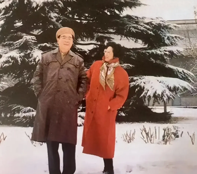 1998年，李鹏和夫人朱琳回到初次见面的地方，留下一张珍贵留影