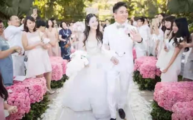 这次，在自嘲老婆面前没自信的刘强东身上，暴露了老夫老妻的尴尬