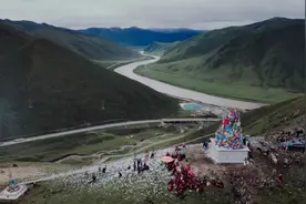 黄河流过天边的果洛图片