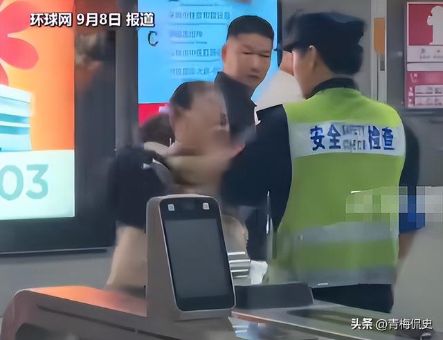 女子追打安检员后续：知情人透原因，女子正脸曝光太狰狞，已拘留