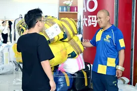 德邦快递员“破冰”服装市场，180天坚守高效服务获青睐图片