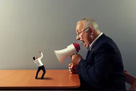 新老板工厂作妖，迟到1分钟罚款800元，老师傅一句话让他抬不起头图片