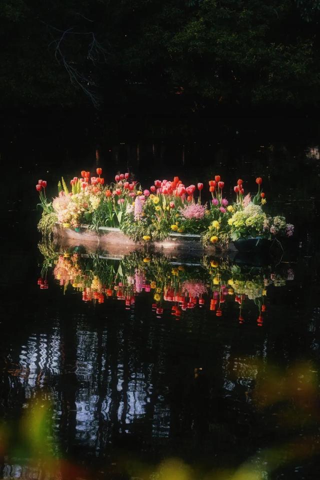 火了！6点多就全是人！刚刚的西湖边是这样的，最新提醒