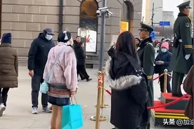 女子挑衅站岗哨兵后续：央视军事发声了，眼尖网友发现四大猫腻图片