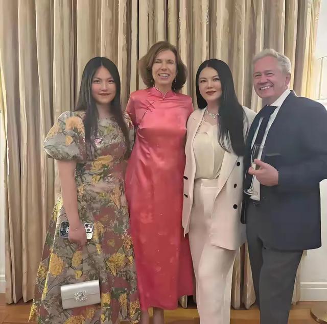 午夜的旗袍照，王诗龄北京小院穿旗袍冷艳现身，面无表情引发恐慌