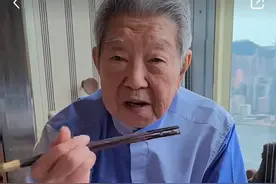 82岁蔡澜不养生不忌口，吃油腻午餐：炒油面，猪皮，香肠！太香了图片