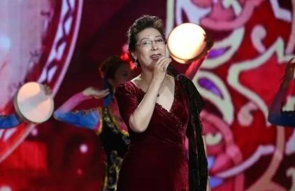 71岁知名歌唱家，与二婚丈夫无子无女，选择花500万住养老院