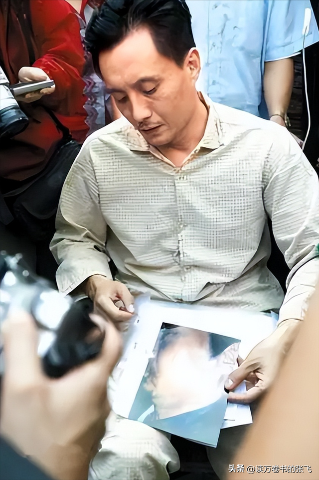 他被谢霆锋打成重伤，发妻6次流产绝情离开，如今街头卖卤肉为生