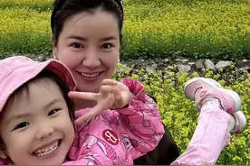 红果果绿泡泡一家看油菜花，二胎儿子呆萌十足，大女儿俏皮像妈妈图片