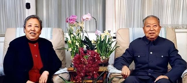 华国锋的夫人韩芝俊有多美？1961年的全家留影，30岁她端庄贤惠