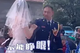 弟弟穿婚纱整蛊姐夫，亲友笑成了一团。图片