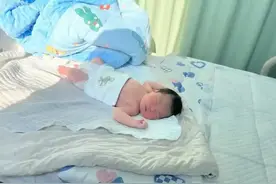 “最美婴儿”火了，仿佛在娘胎里整过容，网友：陌生人咋争抚养权图片