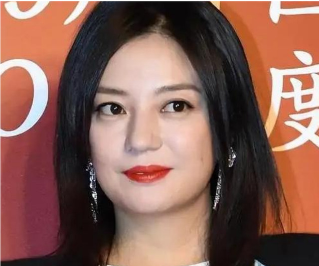 死心不息！劣迹艺人赵薇走投无路，15岁女儿成她的最后一根稻草