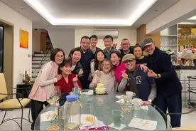 57岁陈锦鸿罕露面！苍老过同场63岁欧阳震华，曾传患病消瘦脸蜡黄图片