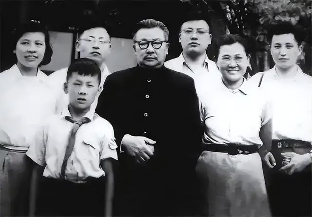 建国初乔冠华对李克农不尊敬，周恩来发脾气：真不知道几斤几两！