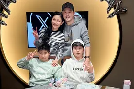 胡可晒全家福，安吉变化好大，瘦到体型只有弟弟一半，颜值回来了图片