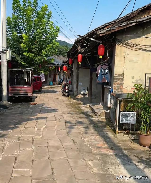 成都龙泉山下，最低调的古场镇，停留在80年前，公交车1元直达！