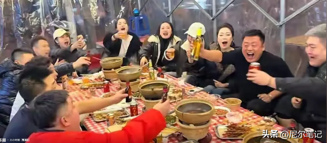 赵本山儿子请客吃砂锅，在暖棚里凑桌显寒酸，宋晓峰喝到鼻脸通红