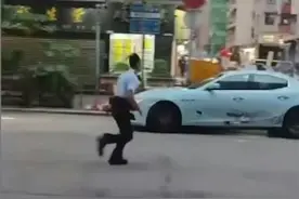 太狂了！香港街头豪车加速乱撞警车！图片