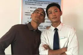 魏晨晒与彭于晏合照，两大型男皮肤黝黑气质全变，年龄上升变大叔图片