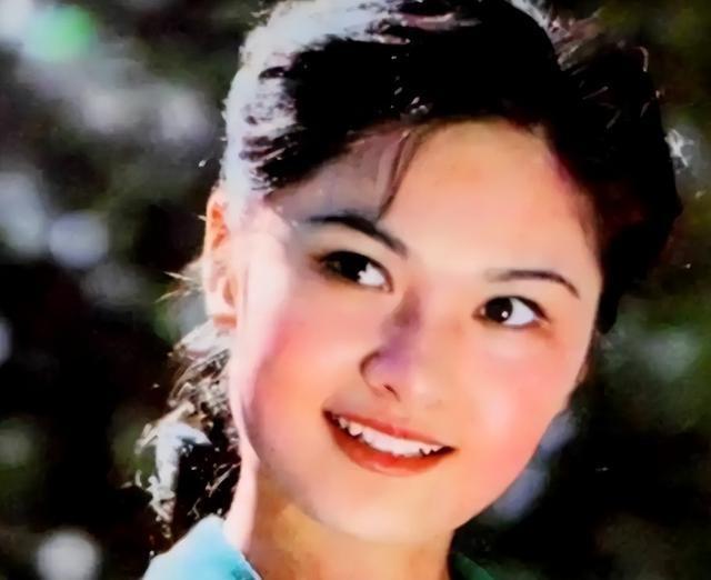 她是天生丽质的美女演员，嫁给军委副主席之子，离婚后成知名画家