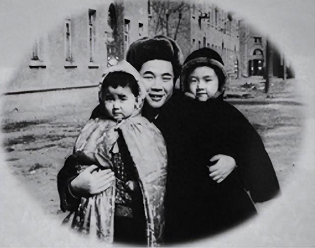 1993年，李鹏总理与夫人朱琳，北京家中唱卡拉OK，非常罕见的留影