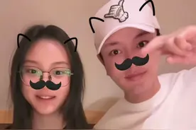 泪目！12岁甜馨晒与贾乃亮合影，称想回到过去，直言父亲特别爱她图片