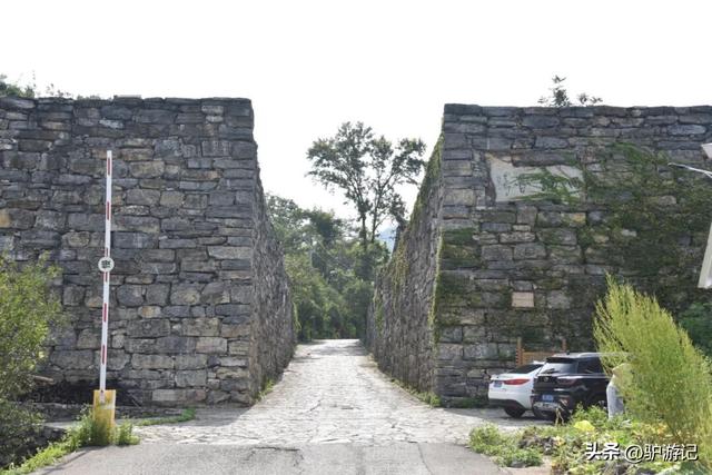 雨补鲁，天坑里的600年古村落，至今仅有一条路进出！