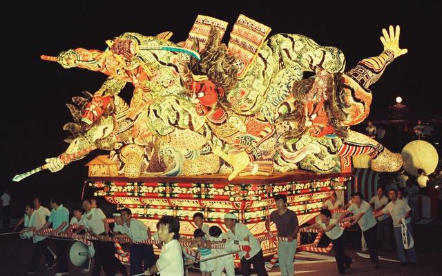 搭上梦幻「睡魔金鱼列车」，到青森参加夏日祭典