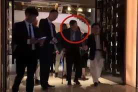 102岁杨振宁生日当天现身，拄拐杖行走自如，状态再度让网友破防图片