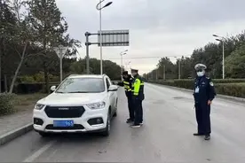 男子打掉辅警对讲机被拘留！法院判定：事实清楚，但证据不足！图片