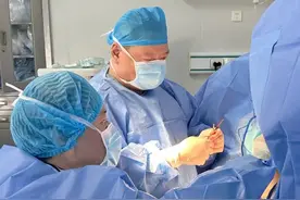 7旬老人遛弯摔倒，人工关节置换术让其重新站立图片