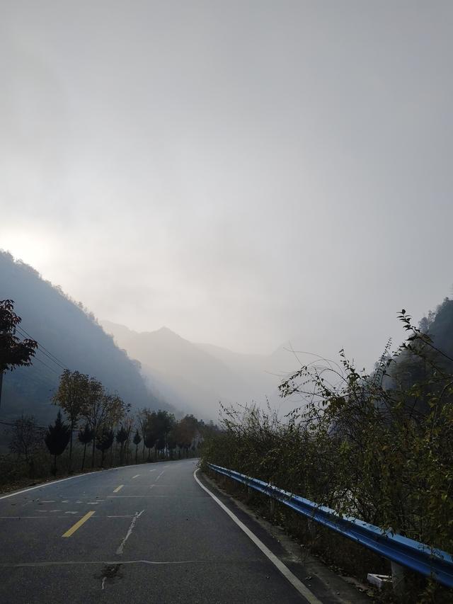 南行漫记：从卢氏走陕西S101红叶大道到南五台服务区露营