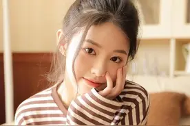 送外甥女去幼儿园，老师很漂亮，我多看了两眼，被机灵外甥女牵线图片