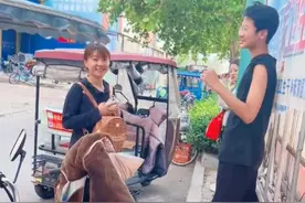 女子去接儿子，儿子同学直夸女子好漂亮，男孩笑容从嘴角溢了出来图片