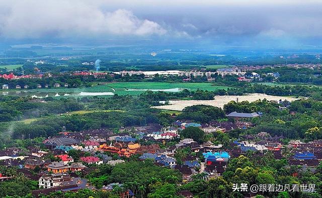 《西双版纳 澜沧行》西双版纳傣族园 傣寨与佛塔相映的热带画卷