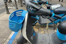 张家口的共享电单车因何带“病”上岗？车子被破坏 头盔脏兮兮 骑行左右晃图片