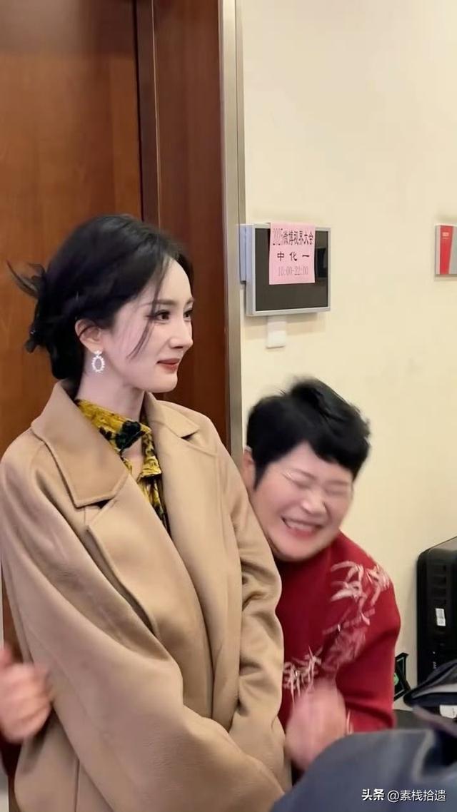 房主任搂着杨幂给女儿录视频，杨幂爽快答应，她激动的要抱杨幂