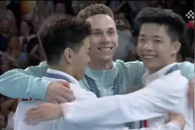 白俄罗斯选手夺冠后，无法升起本国国旗，中国选手给他大大的拥抱图片