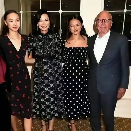 邓文迪当年死皮赖脸生下两个女儿，如今成了94岁默多克遗产受益人