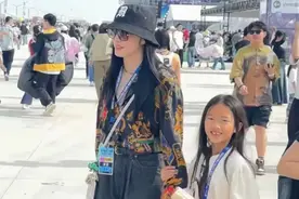 姚晨女儿近照曝光，7岁小茉莉高高瘦瘦，眼睛嘴巴都像妈女神范足图片