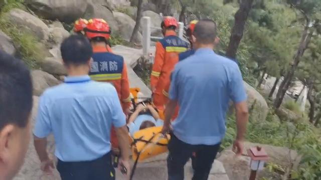 男子登山时突发心脏不适，消防员救他下山