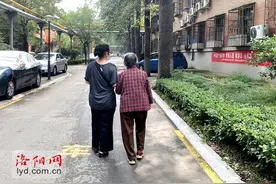 八旬母亲患病难自理 女儿尽孝体贴入微图片